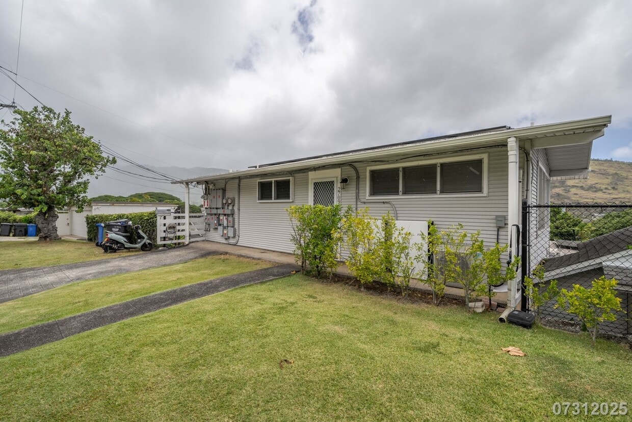 Primary Photo - 3Bd 2Ba 1Pkg SFH in Manoa -$4300 Must See!!!
