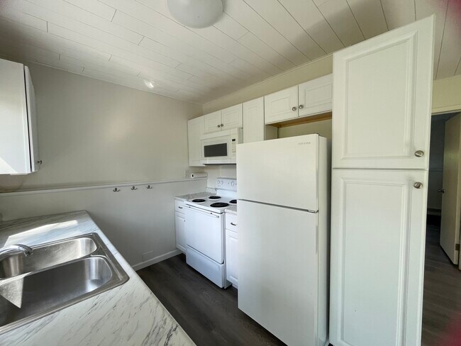 Microondas sobre la estufa - 5223 Birchmont Dr NE