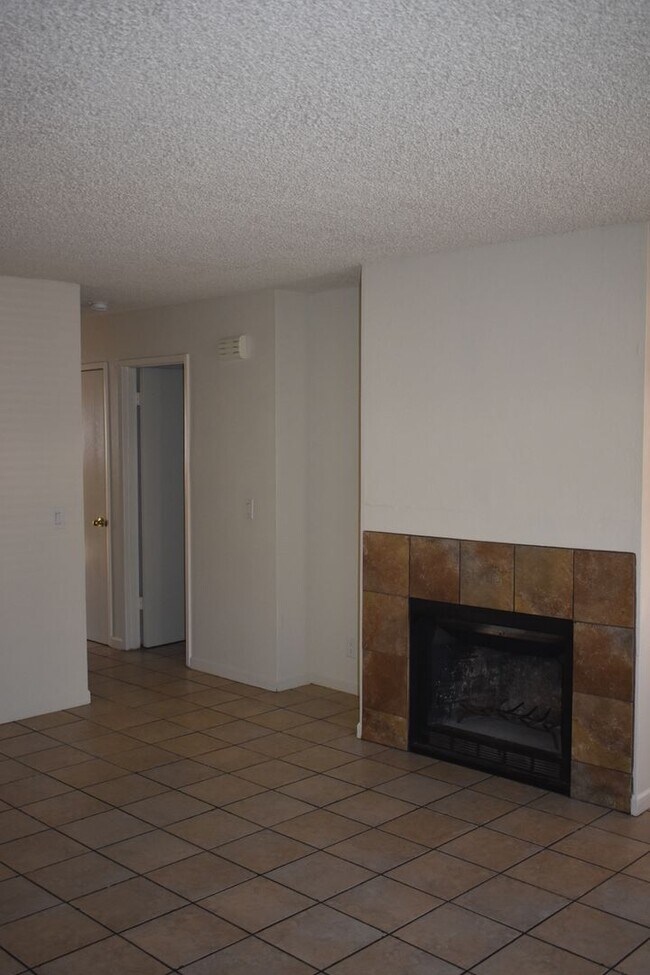 79177921 Montgomery Ave Unit 7921, Stockton, CA 95209 Room for Rent