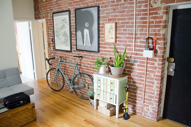 Foto del edificio - Dupont Prime Location Tree-Lined Corcoran St & 17th 1 bed 1 bath Condo UTILITIES INCLUDED.