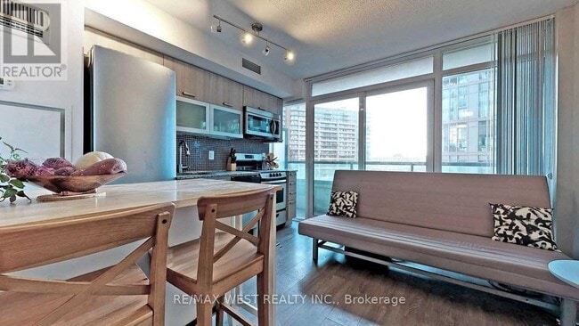 Building Photo - 36 Lisgar St