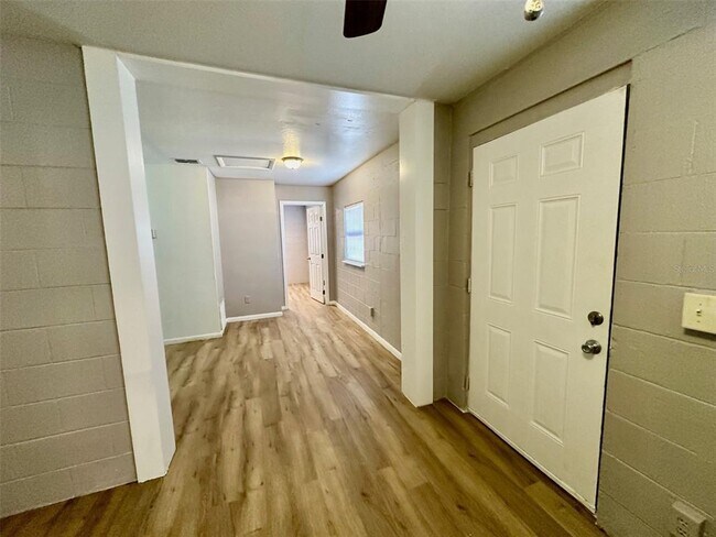 Foto del edificio - 637 NE Waldo Rd