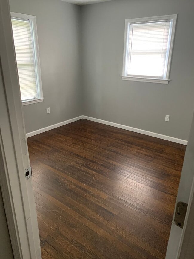 Building Photo - 2-Bedroom Home Walking Distance to Longwoo...
