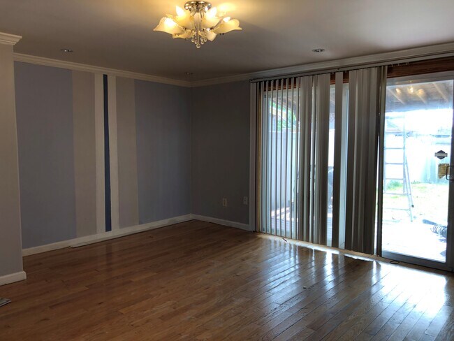 Building Photo - 2027 Ravenwood Rd