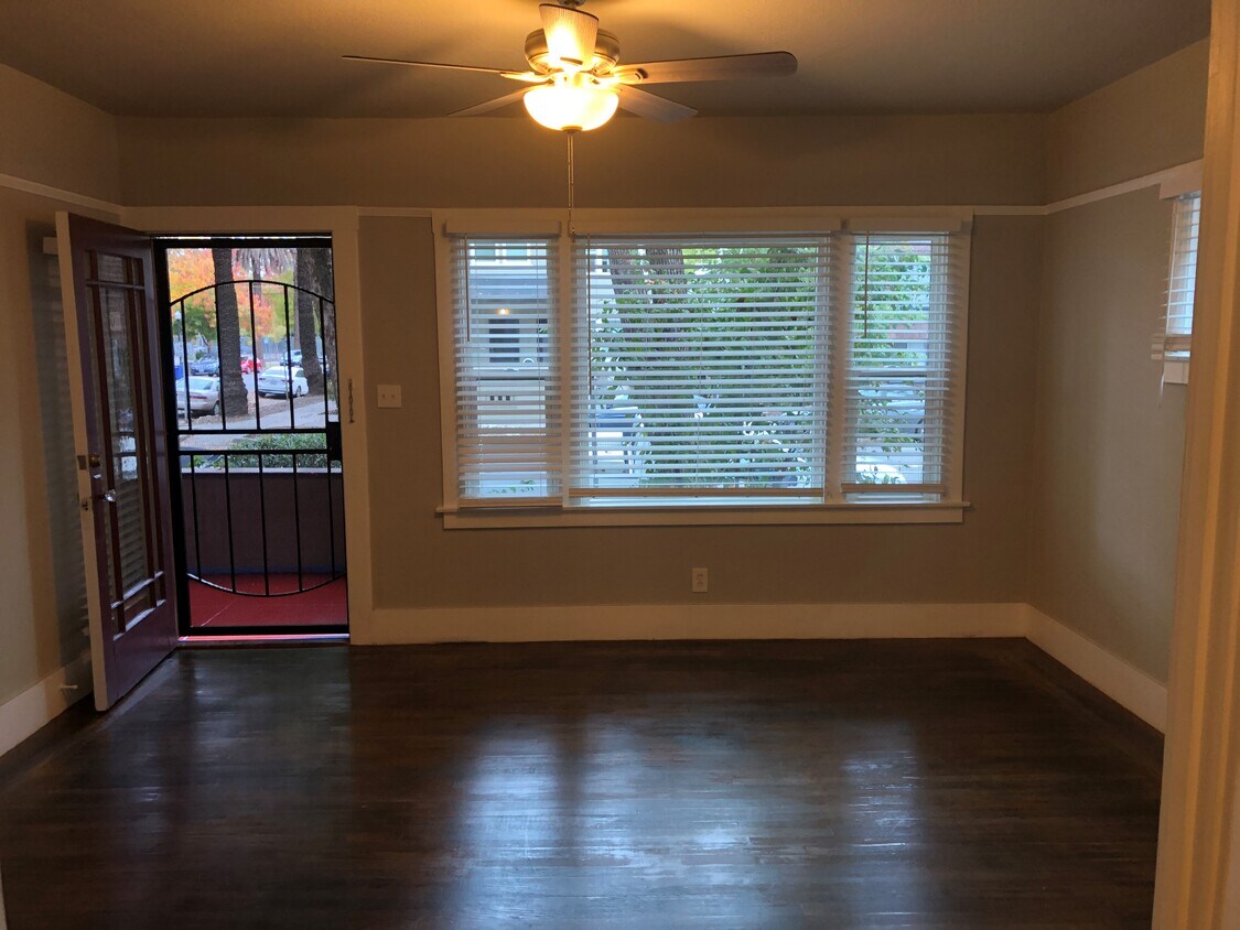 Living room - 2800 H St