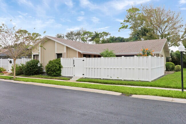 Building Photo - 704 Summerwinds Ln