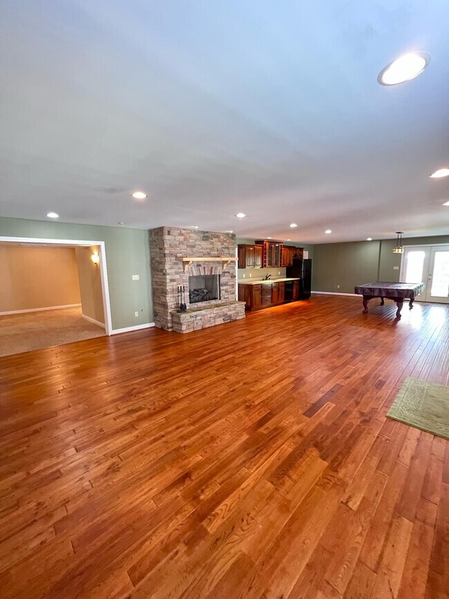 Building Photo - 212 Lakeside Dr