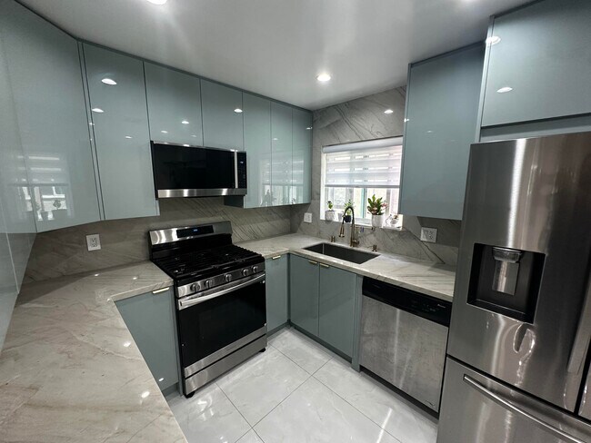 Foto del edificio - 7432 Hazeltine Ave