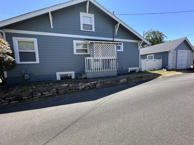 Building Photo - Desirable Proctor Location: 3-Bedroom Home...