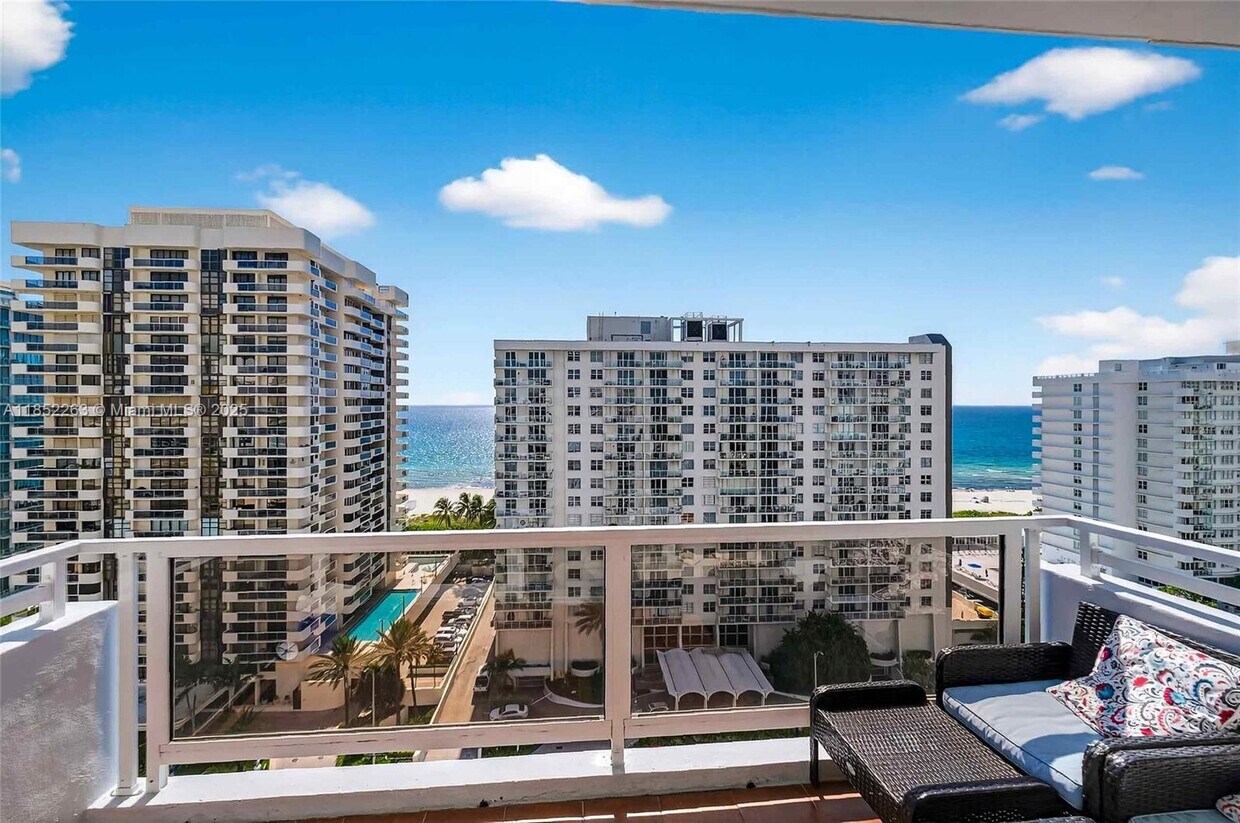 Primary Photo - 5700 Collins Ave