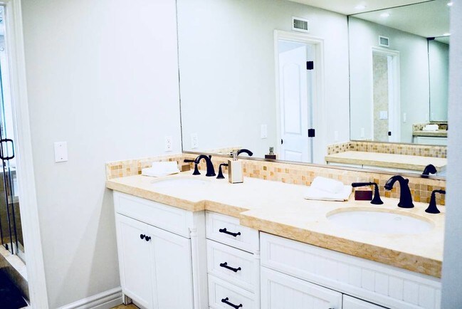 Foto del edificio - 2169 HERCULES Dr