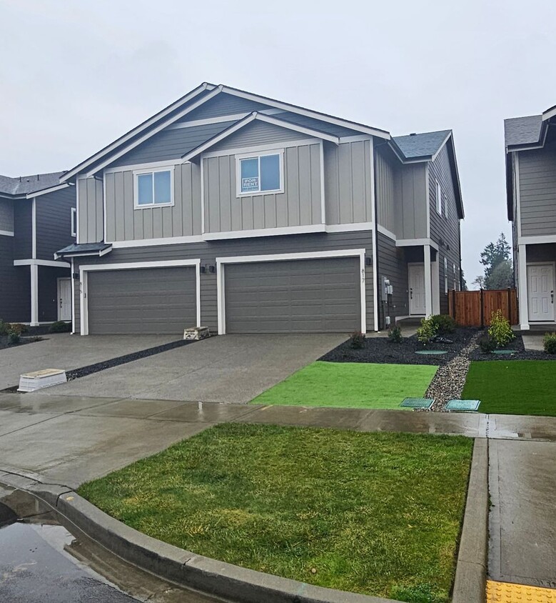 Foto principal - Brand New 4-Bedroom Duplex for Rent in Lacey!