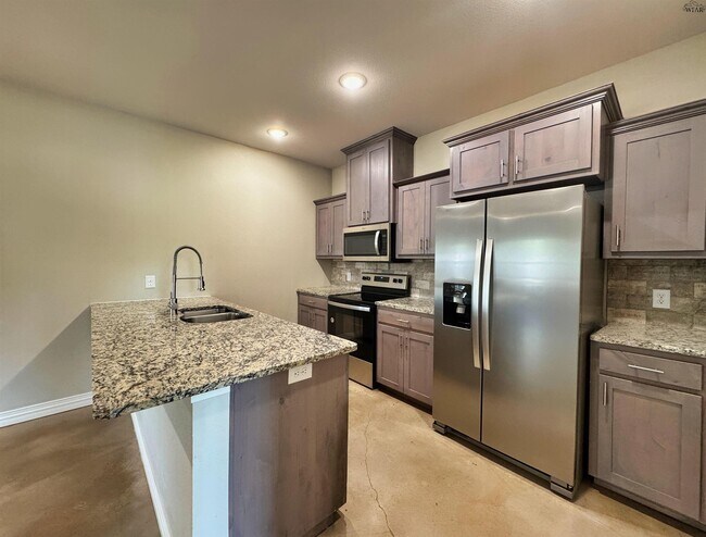 Building Photo - 406 E China St