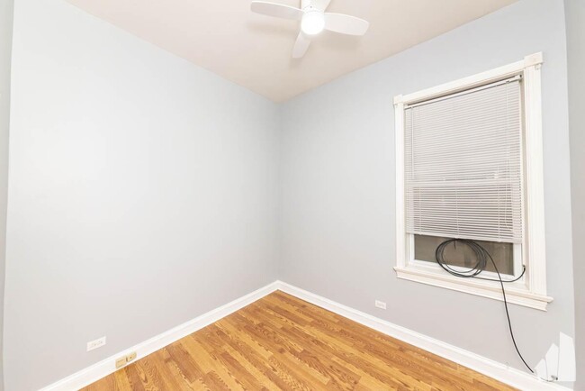 Building Photo - 3 bedroom in Chicago IL 60657