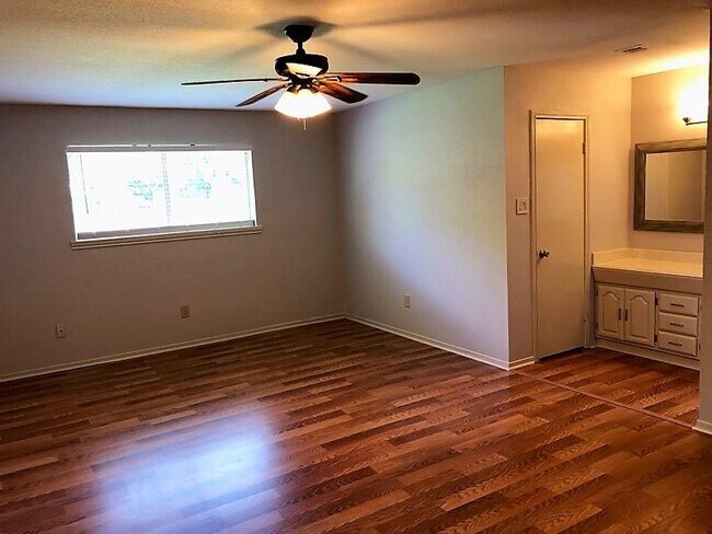 Building Photo - 13707 Greywood Dr
