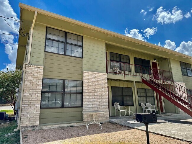 Foto del edificio - 102 Lady Bird Ln