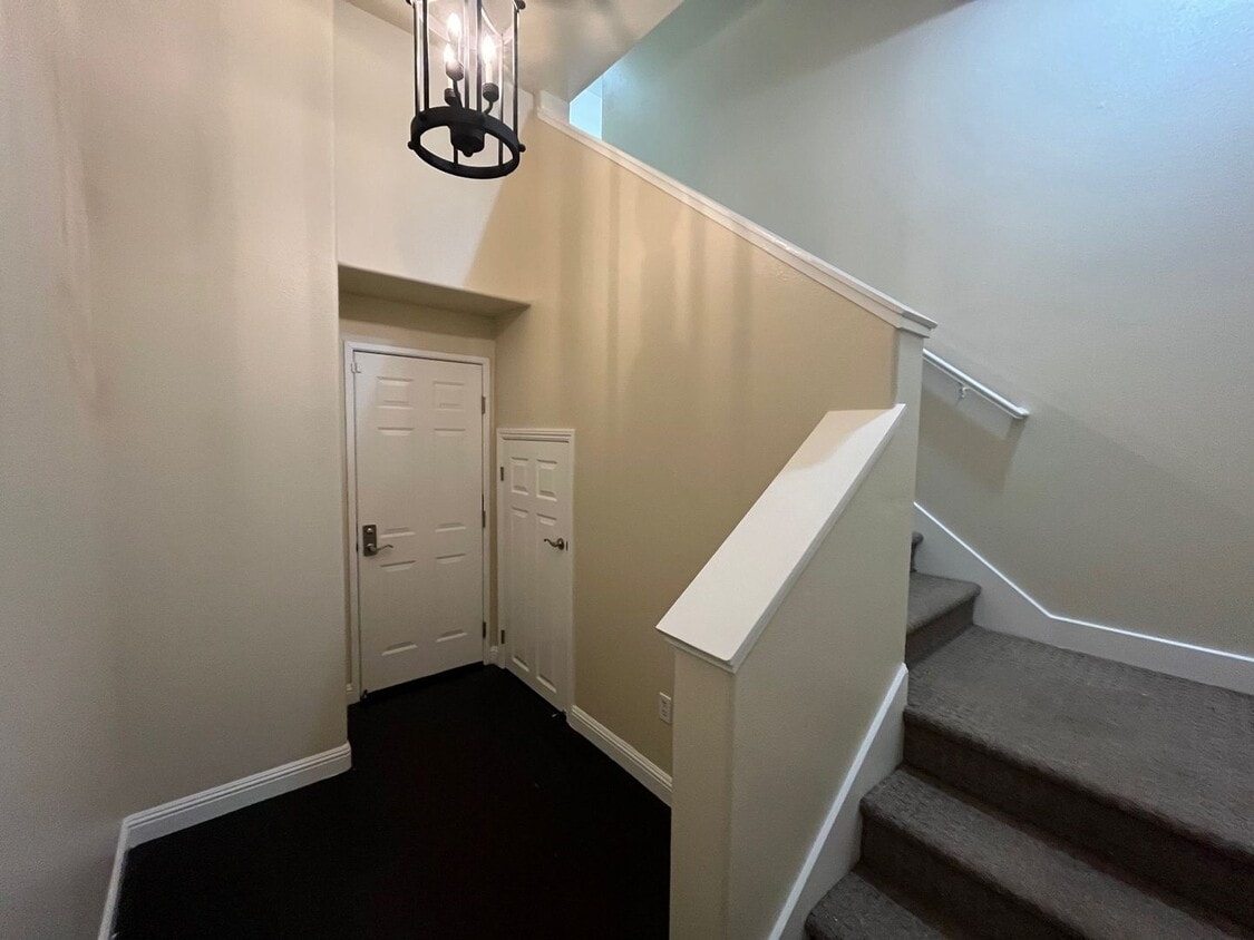 Spacious 2bed 2.5bath 3 story Condo with 1 car garage available in Westlake Parkway! - Spacious 2bed 2.5bath 3 story Condo with 1 car garage available in Westlake Parkway!