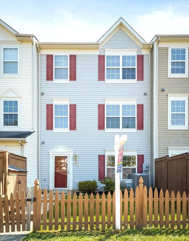 Primary Photo - Charming townhouse in Wellington Trace com...