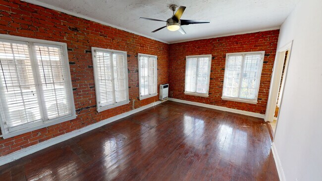 Sala de estar - Arwyn Manor Apartments...New York Style..Newly Remodeled Apartments...Hardwood Floors! CALL NOW!