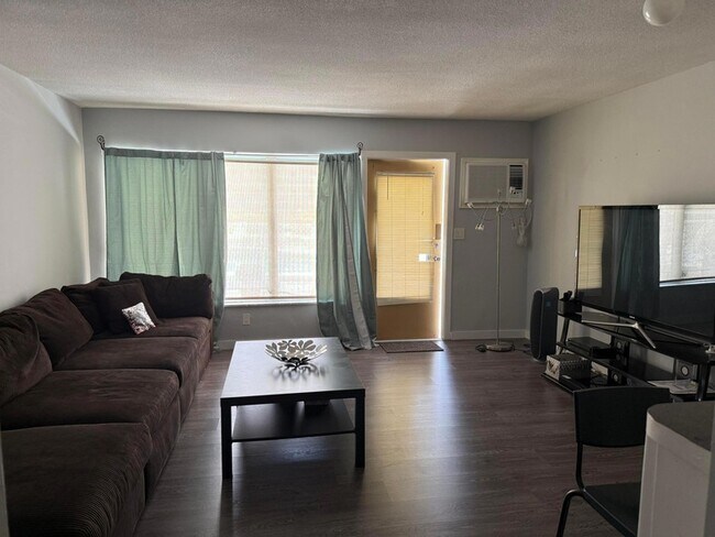 Foto del edificio - 1110 N Riverside Dr