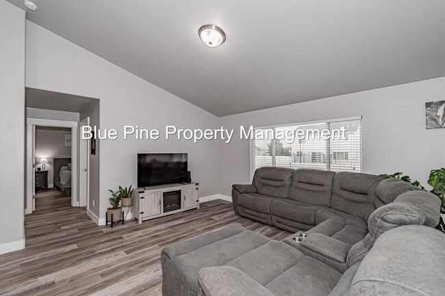 Building Photo - 3002 Sandy Dr