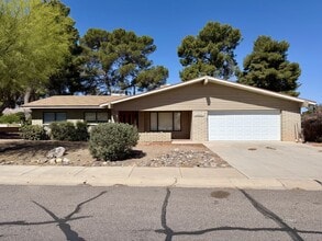 Building Photo - 3028 S Fairway Ave