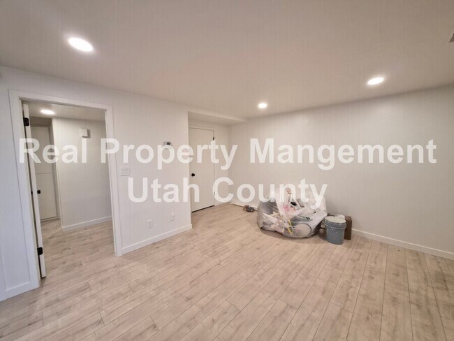 Building Photo - 1146 W 100 N