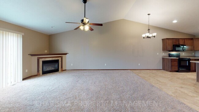 Foto del edificio - SPACIOUS AND AMENITY FILLED 3 BD, 2.5 BA T...