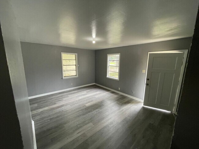 Building Photo - Like new 2 Bedroom home