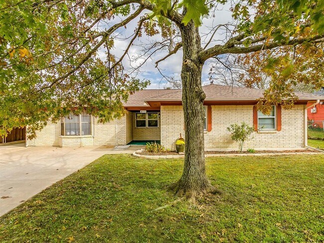 Building Photo - 813 Wilson Dr