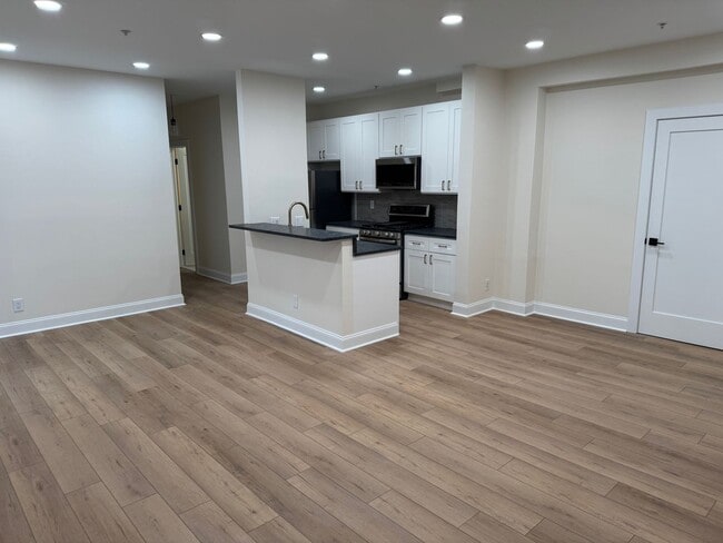 Building Photo - Nob Hill 2 Bedroom 2 Bath renovated Condo with Parking spot in Manayunk $2,195/month