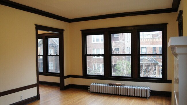 Building Photo - 2428 N Sawyer Ave
