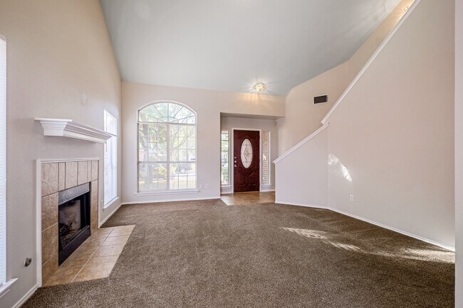 Foto del edificio - Charming East Austin 2-Story | 3BR | Spacious Yard & Modern Kitchen