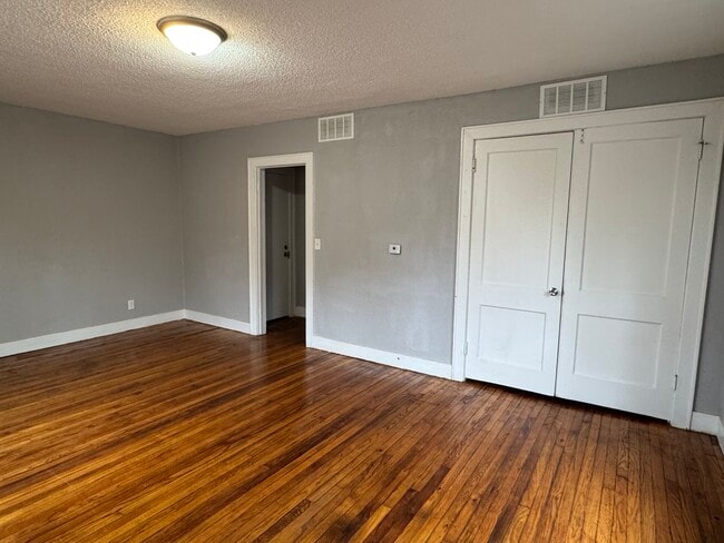 Building Photo - 824 Tremont Ave