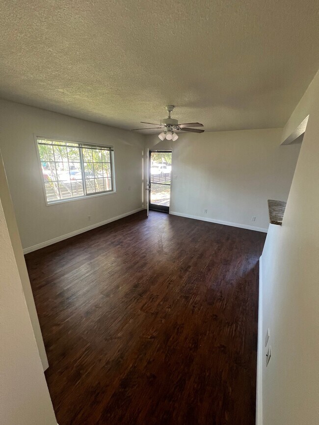 Foto del edificio - 370-370 W Truslow Ave