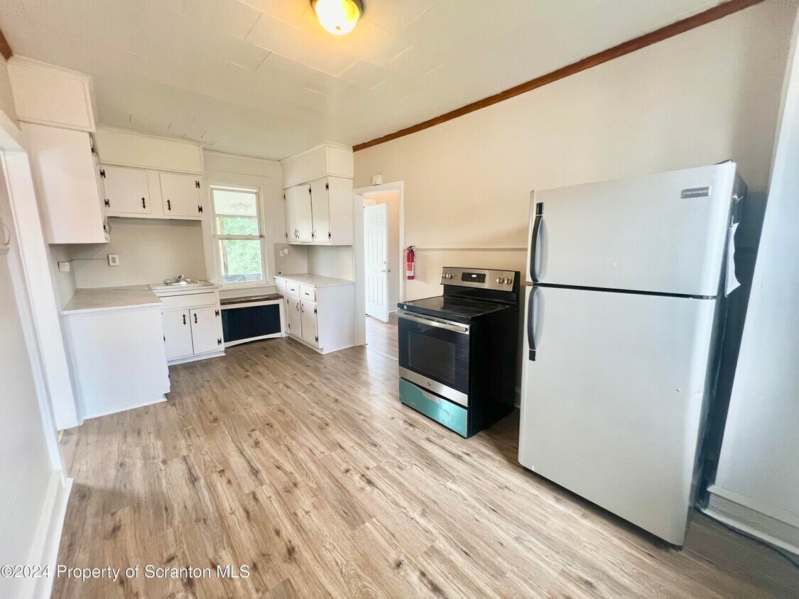 Primary Photo - 642 Alder St