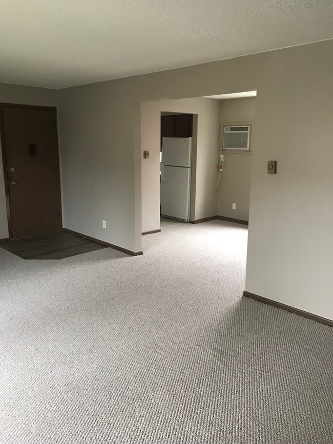 living/dining room - 103 S Columbus St