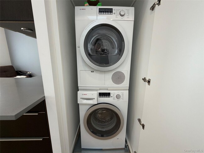 Building Photo - 71-57 69th Pl