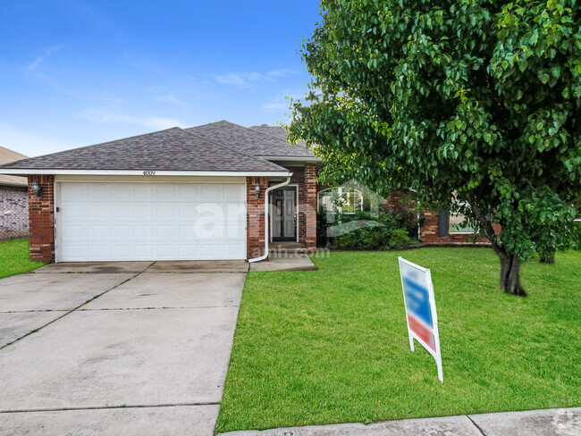 Building Photo - 4009 Queens Dr