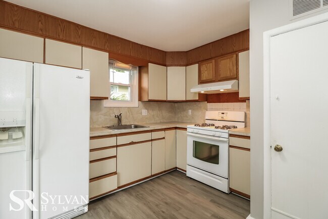 Building Photo - Do not miss out on this adorable 3BR 2.5BA...