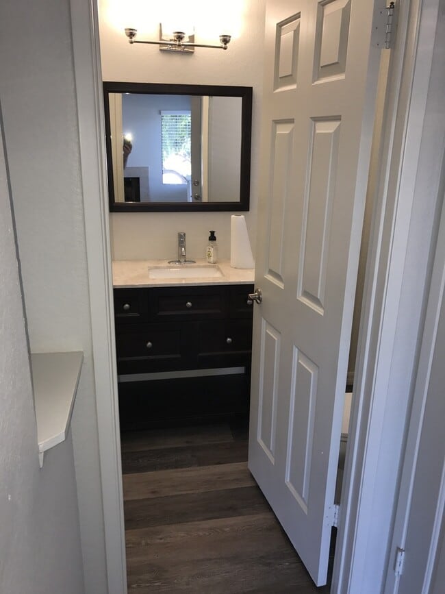 Building Photo - West of Hwy 101 Encinitas!  2bd 2.5 ba end unit!