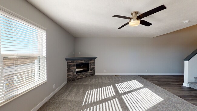 Sala de estar con chimenea - 1692 NW 50th St