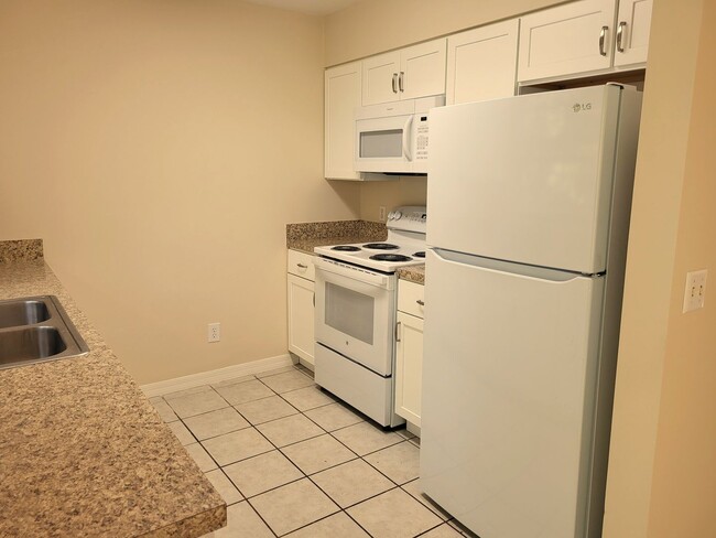 Foto del edificio - Two Bed/Two Bath~Bright & Clean~One Car Garage~Yard