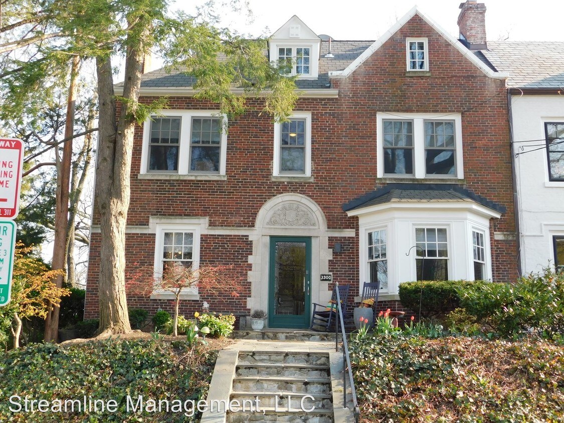 Primary Photo - 3300 Cathedral Ave NW