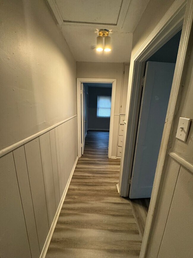 Building Photo - $995 - 3 bed 1 bath - Single Family Home w...
