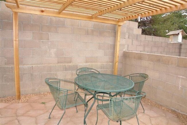 Building Photo - Great 3Bedroom/2.5 Bath home With Loft IN ...