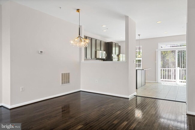 Building Photo - 1706 Fernwood Dr
