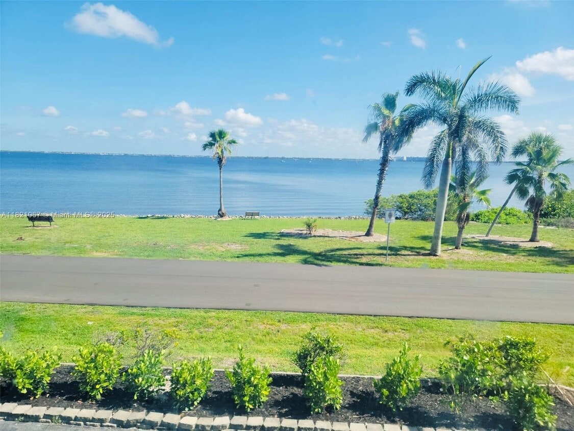 Primary Photo - 1500 Park Beach Cir