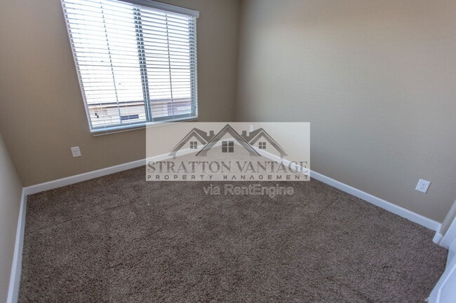 Foto del edificio - 240 W Juniper Ave