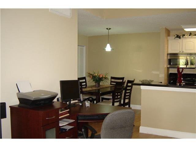 Foto del edificio - 10765 Cleary Blvd